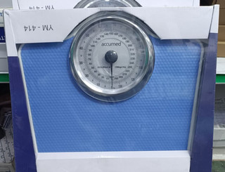 ترازو عقربهای حرفهای اکیومد مدل YM-414 | دقت بالا، ظرفیت 136 کیلوگرم، مناسب کلینیک و باشگاه
